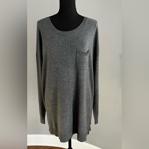 Ellen Tracy Sweaters - Ellen Tracy grey round neck long sleeve nylon/rayon blend sweater/pullover